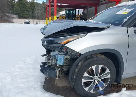 2022 Toyota Highlander Xle z USA, uszkodzony, nr VIN 5TDGZRBH4NS564587